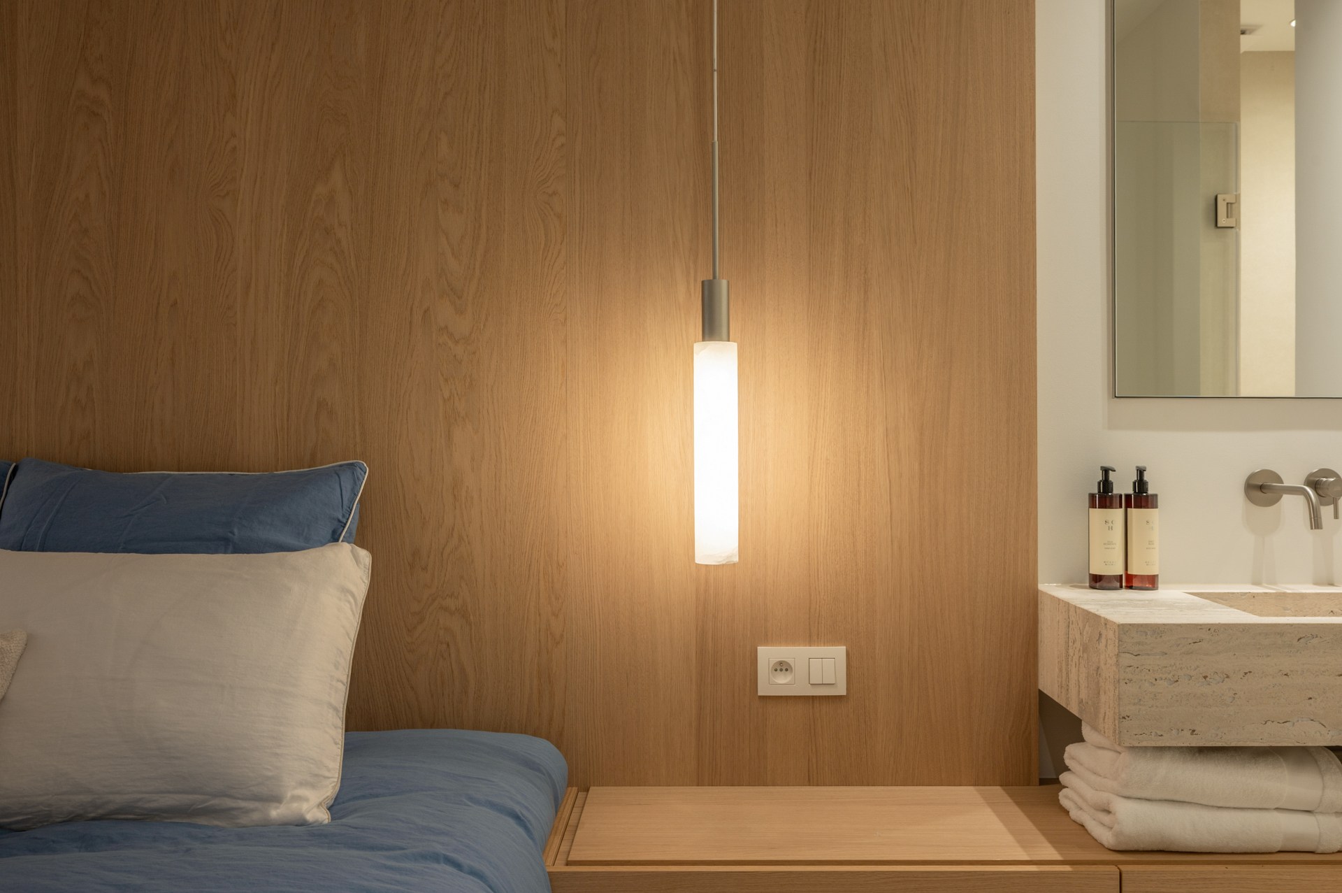 Appartement rénové de haut standing situé du côté ouest avec vue latérale sur la mer. 