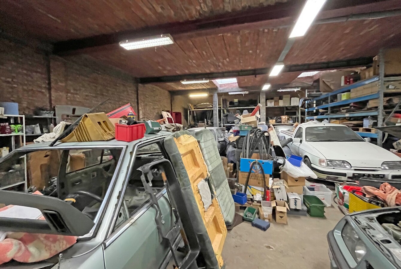 Goed gelegen magazijn met 2 bovengelegen appartementen 