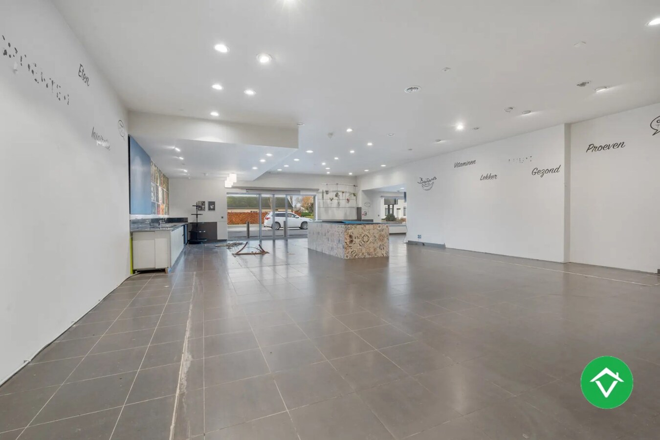 Ruime woning met handelspand en loods te Oudenburg 