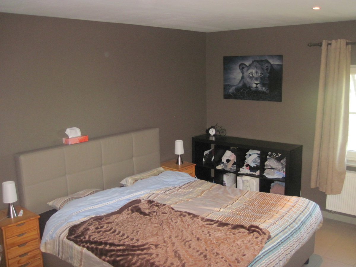 Degelijke woning met terras, tuintje én inpandige garage. 