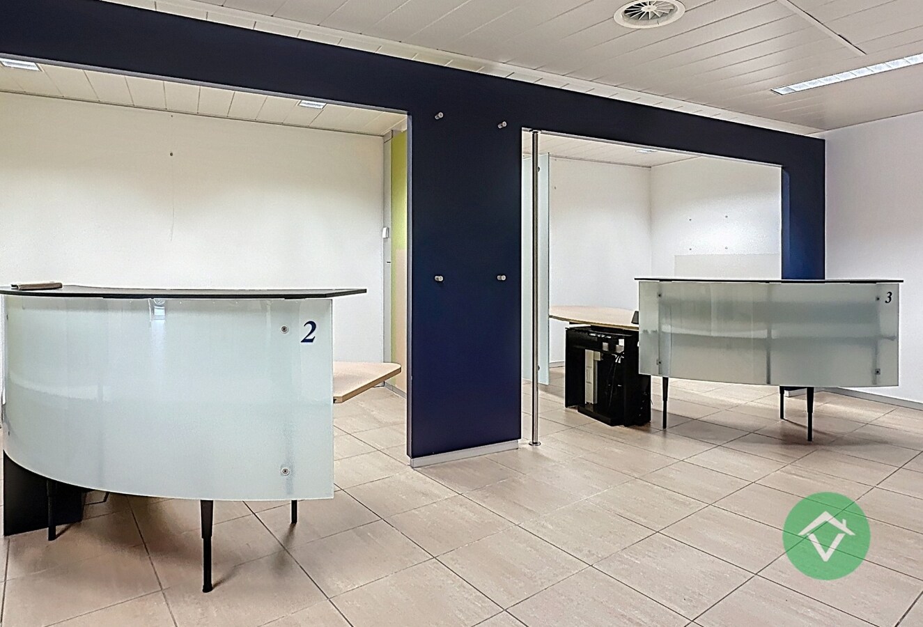 Commerciële toplocatie in Vleteren met burelen, vergaderruimtes en parking 