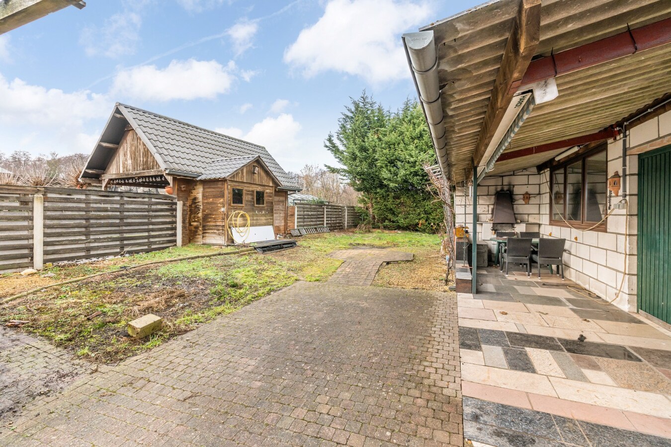 Halfvrijstaande woning op een perceel van 7a31ca, met aparte bureelruimte en inpandige garage! 