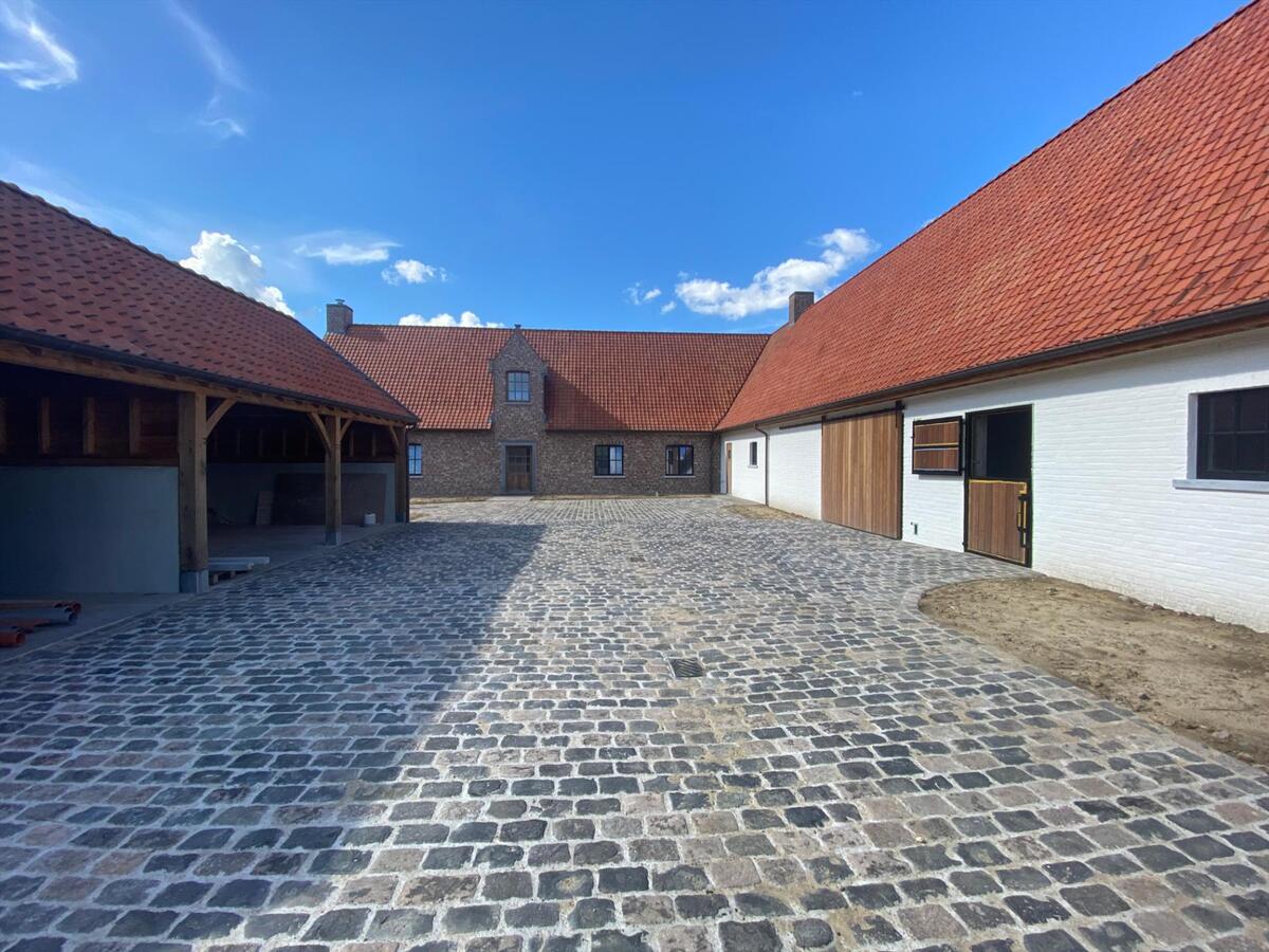 Exclusieve, fantastisch gelegen landelijke woning met bijgebouw 