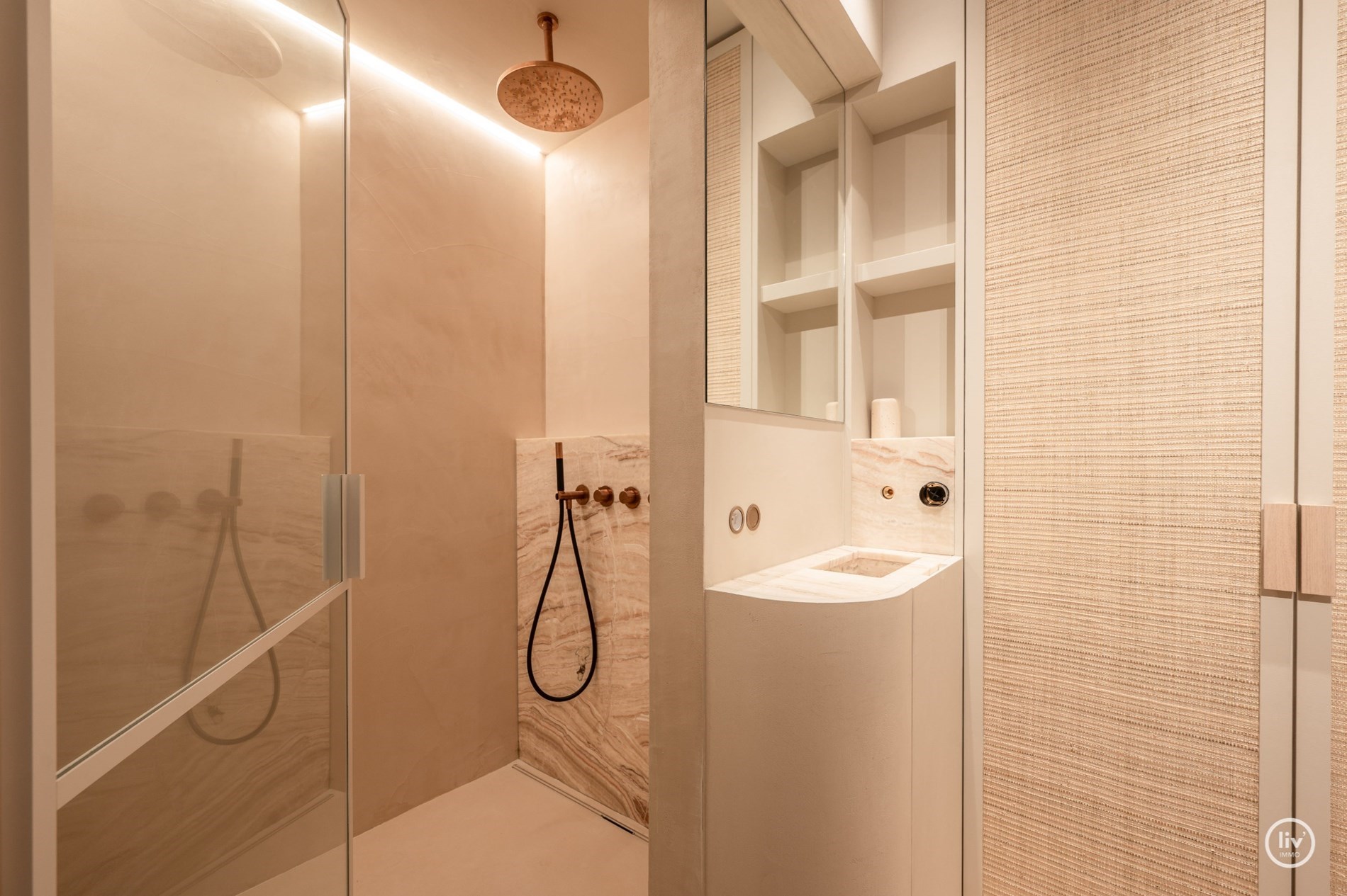 Appartement magnifiquement rénové avec vue frontale sur la mer situé sur la place de la tour de lumière à Knokke. 