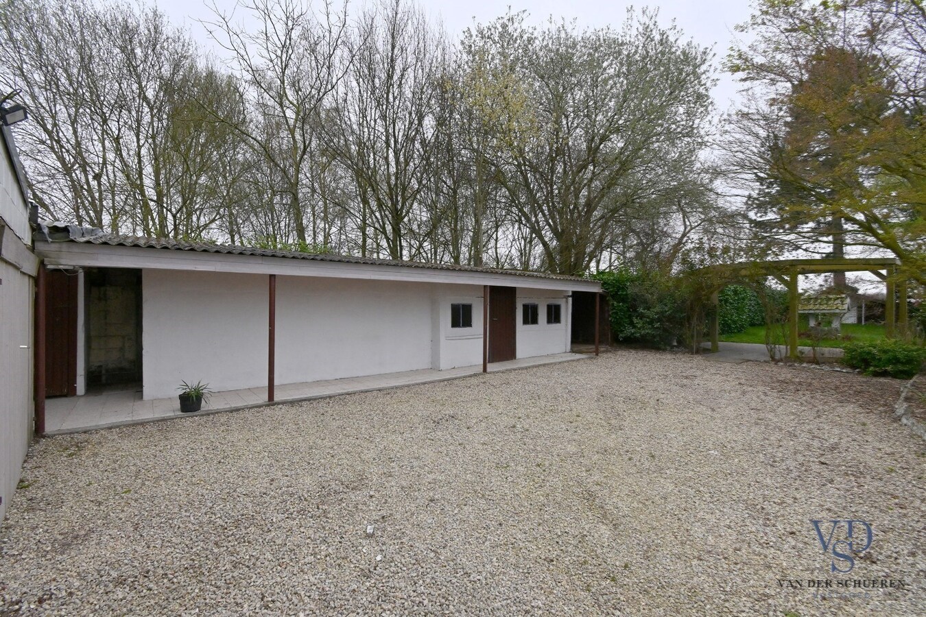 Woning met belendend perceel weiland 