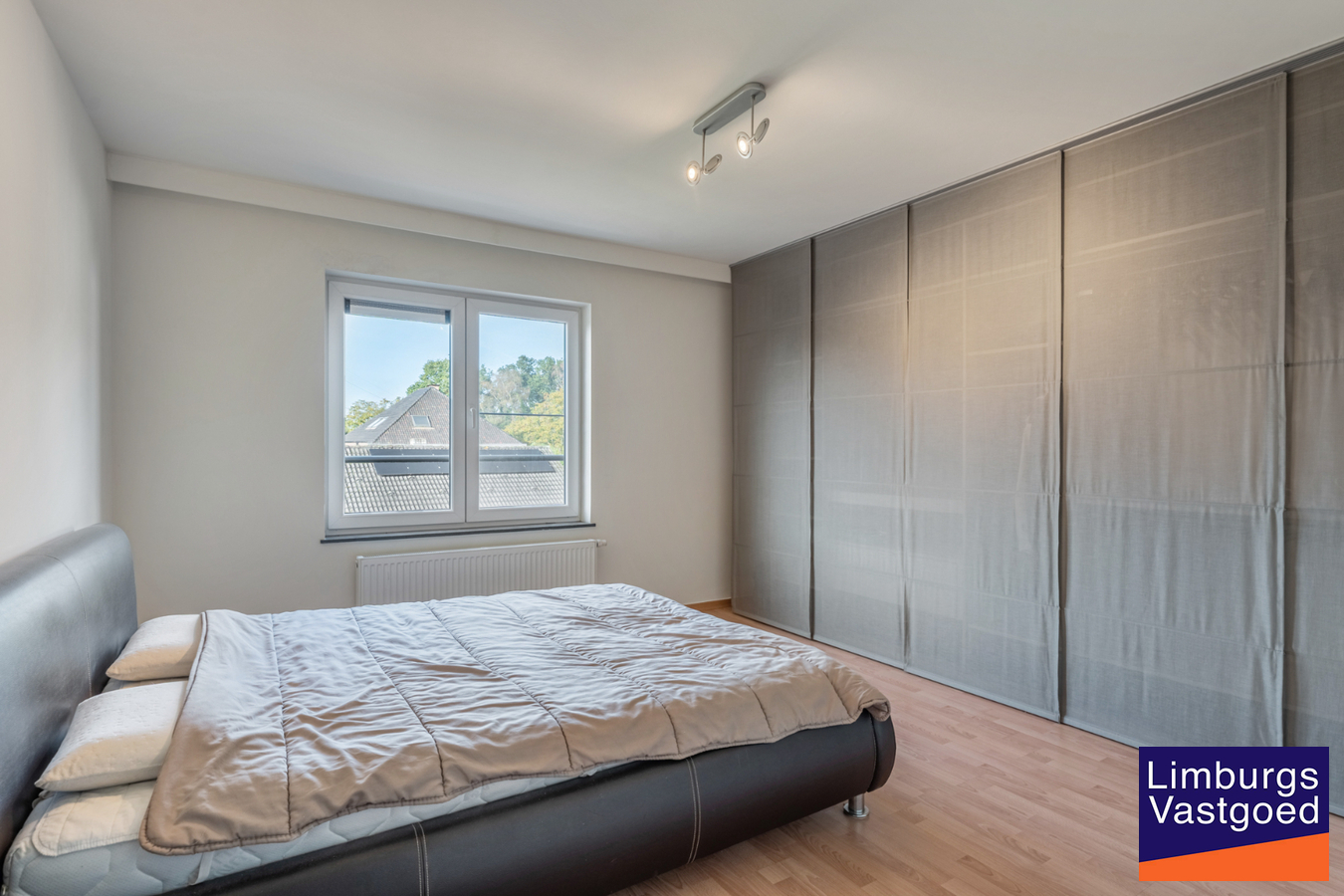 Exclusief penthouse met ruim terras, 2 slpk, extra brede autostaanplaats, centrum Houthalen 