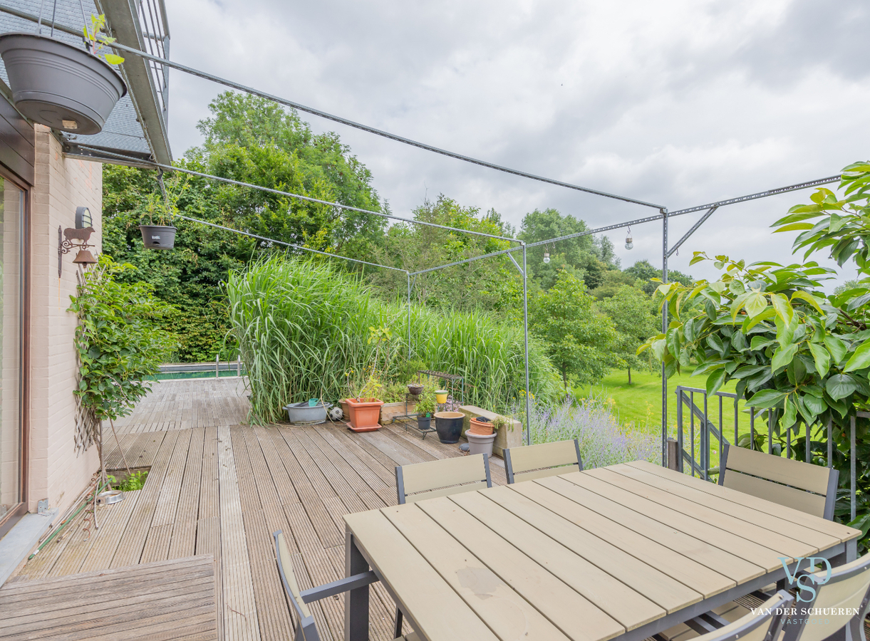 Authentieke herenwoning met atelier / bureau's. 