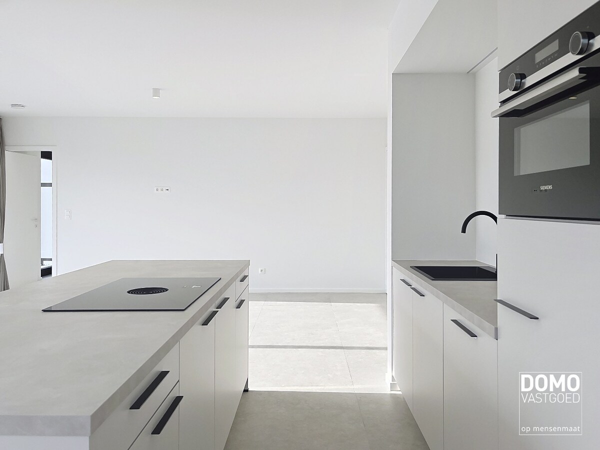 Penthouse met twee slaapkamers, ruim terras en autostandplaats te Kermt 