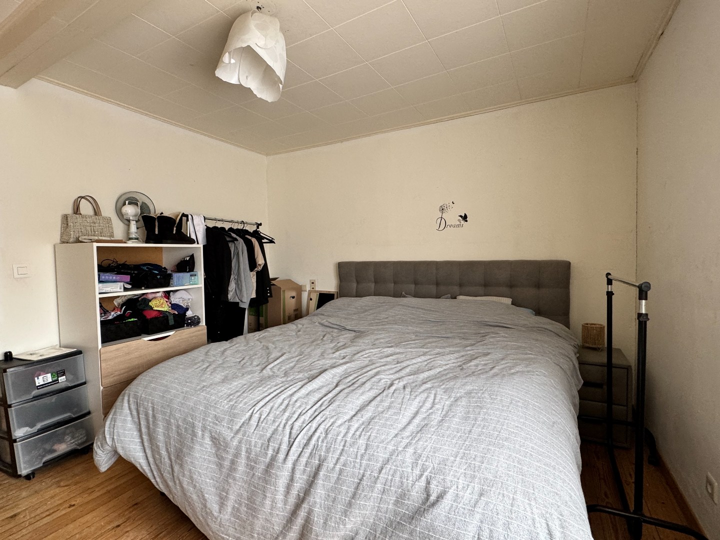 Gesloten bebouwing met 4 slaapkamers, binnenkoer en overdekte autostaanplaats. 