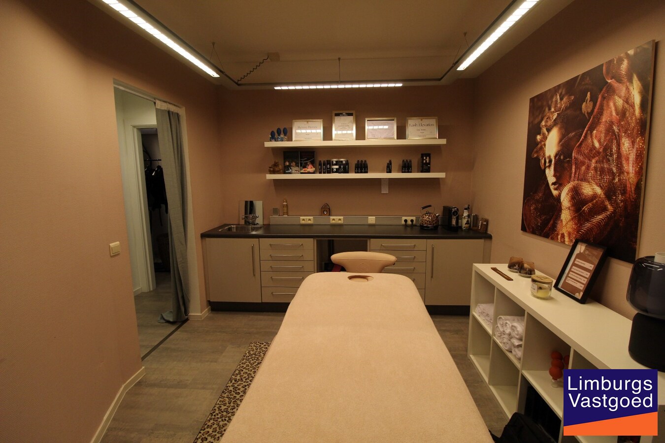 Handels/praktijkruimte, 110m², kelder met drijfkracht, parking 