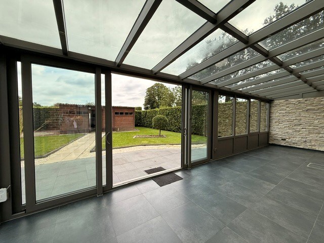 Halfopen woning met 3 slaapkamers, inpandige garage en mooie tuin in Kleine Brogel. 