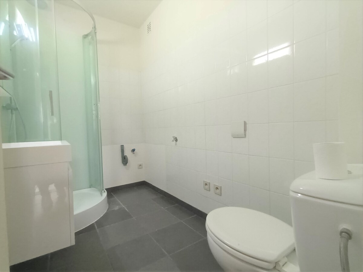 Ruim appartement rustig gelegen in Kuringen. Dichtbij winkels, scholen, autosnelwegen en openbaar vervoer. 