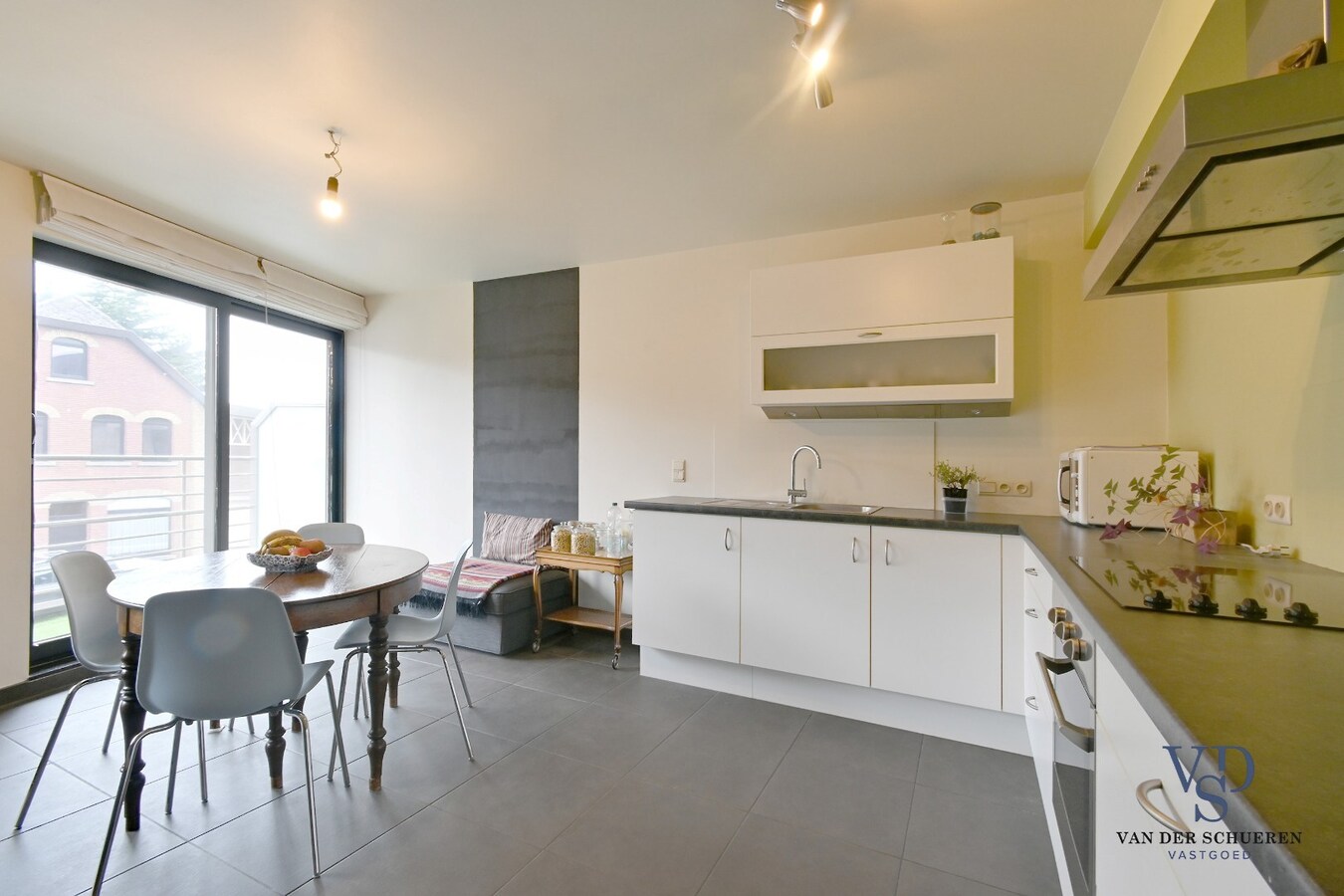 Ruim appartement in hartje Zingem. 
