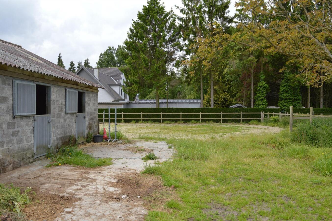 Ruime woning met stalgebouw op 6.723m² te Waarschoot 