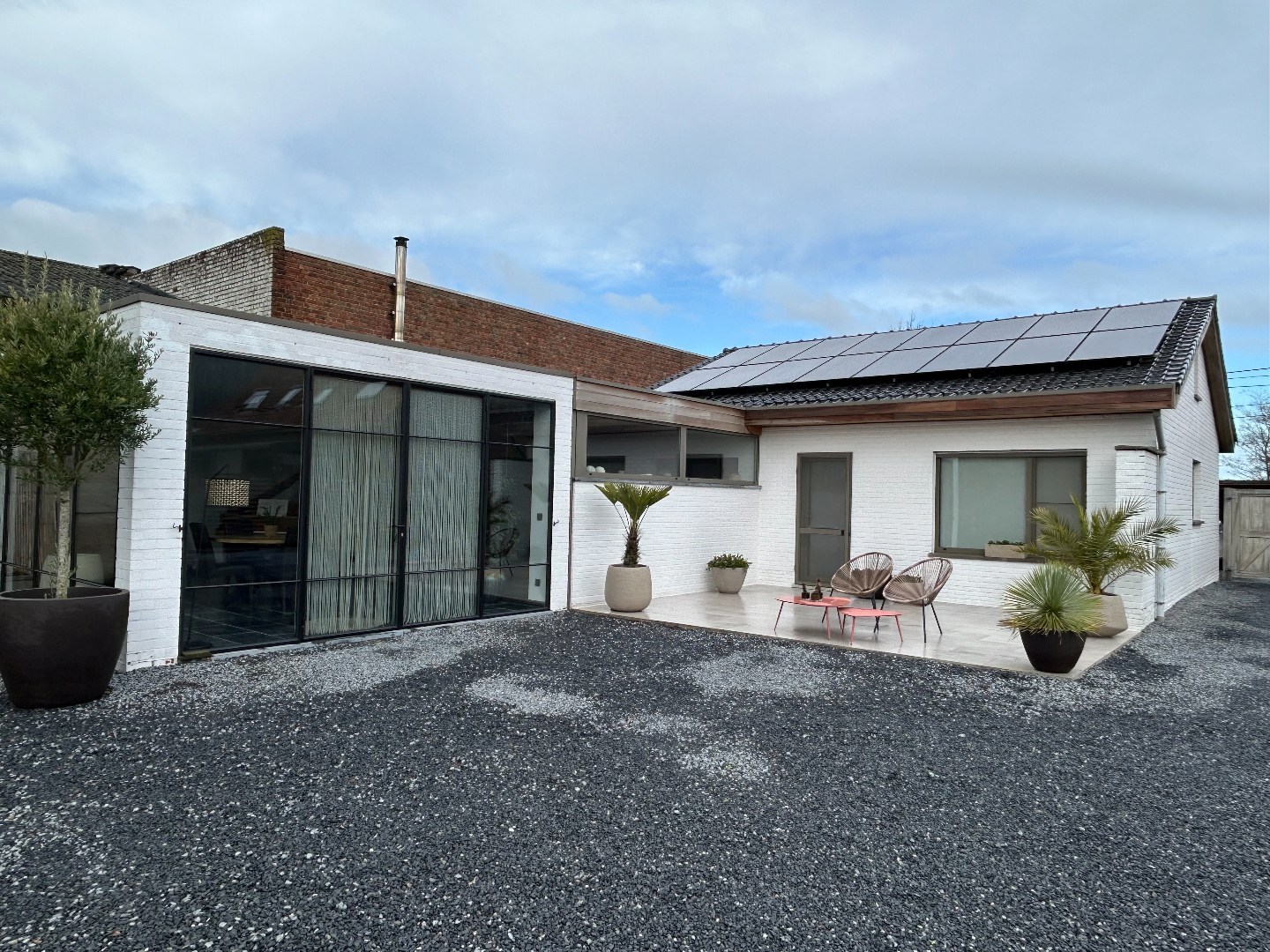 Volledig gerenoveerde woning met winkelruimte, garage en tuin op 1.280m² 