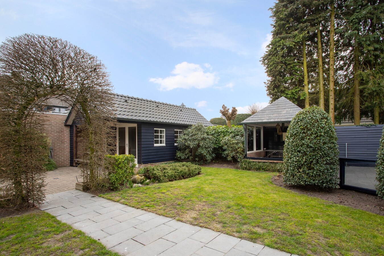 Vrijstaande woning, type landhuis met garage, carport, zwembad en 731 m2 grond. 