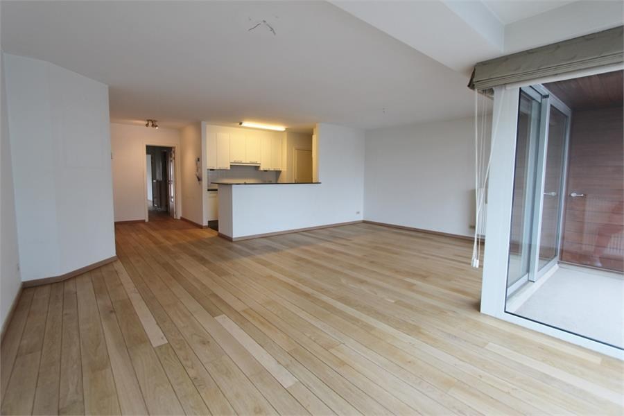 Non-meublé - Grand appartement résidentiel avec une belle vue dégagée, situé en plein centre près de l'avenue Lippens. 