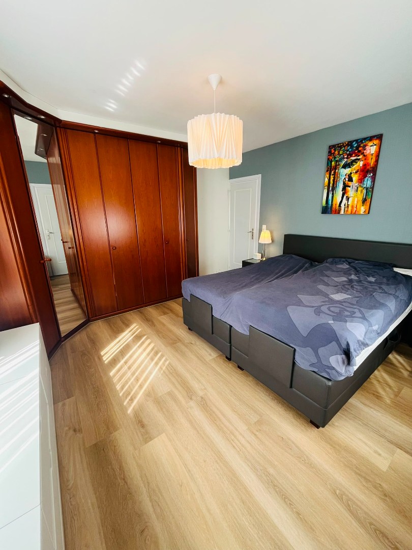Gerenoveerde halfopen bebouwing met 4 slaapkamers, bureau, tuin en garage in Brasschaat 