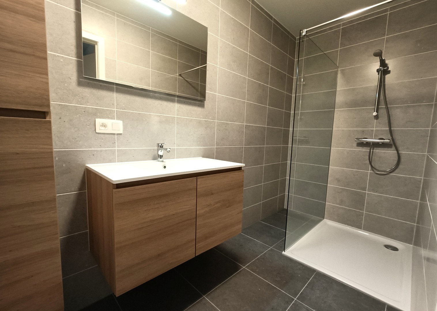 MODERN APPARTEMENT MET RUIM TERRAS EN AUTOSTAANPLAATS 