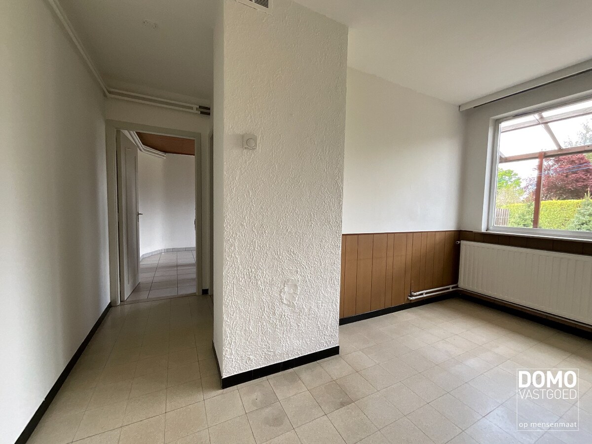 WONING MET GARAGE EN 1 SLAAPKAMER TE KERMT 