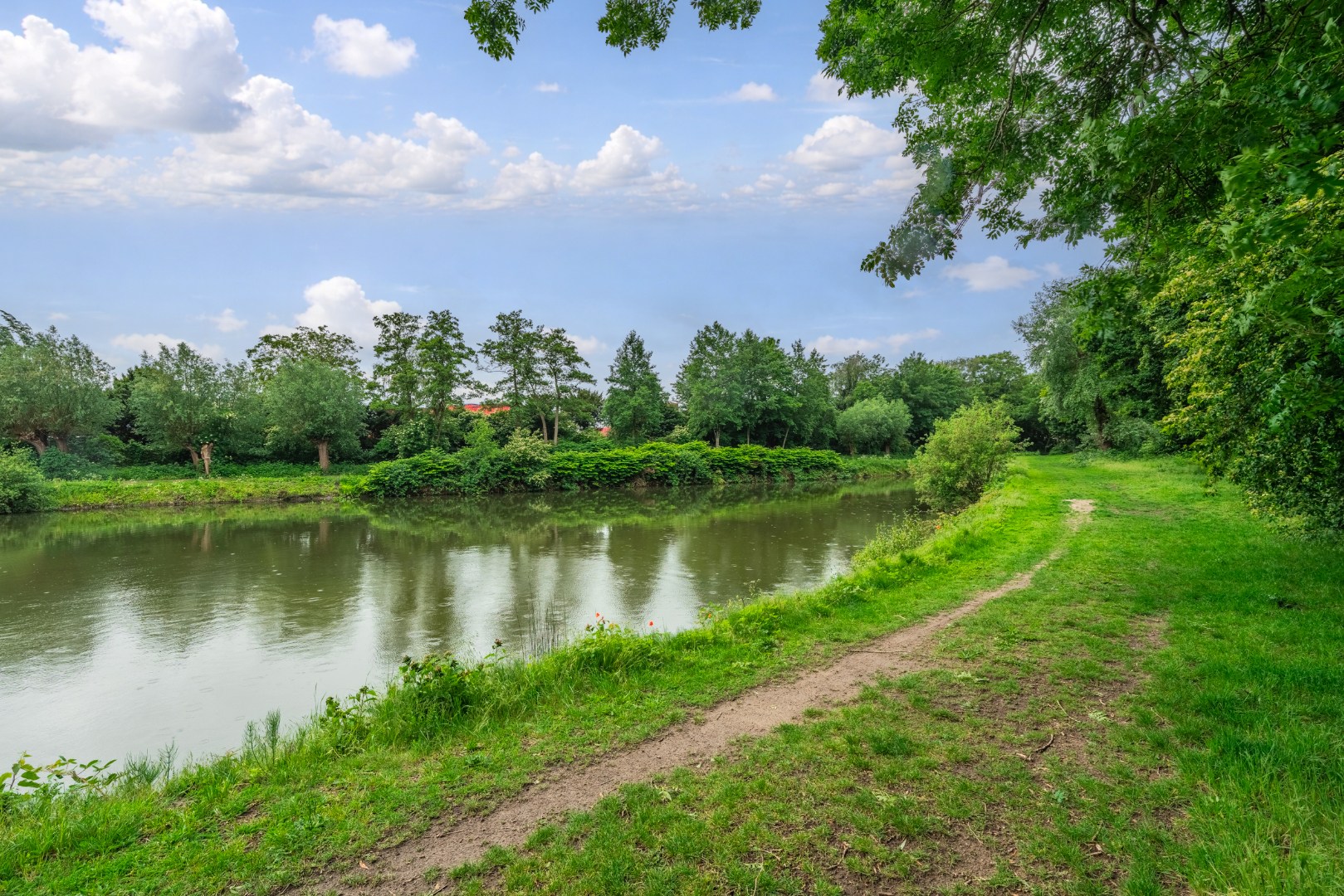 Karaktervolle voormalige apotheekwoning aan het water 