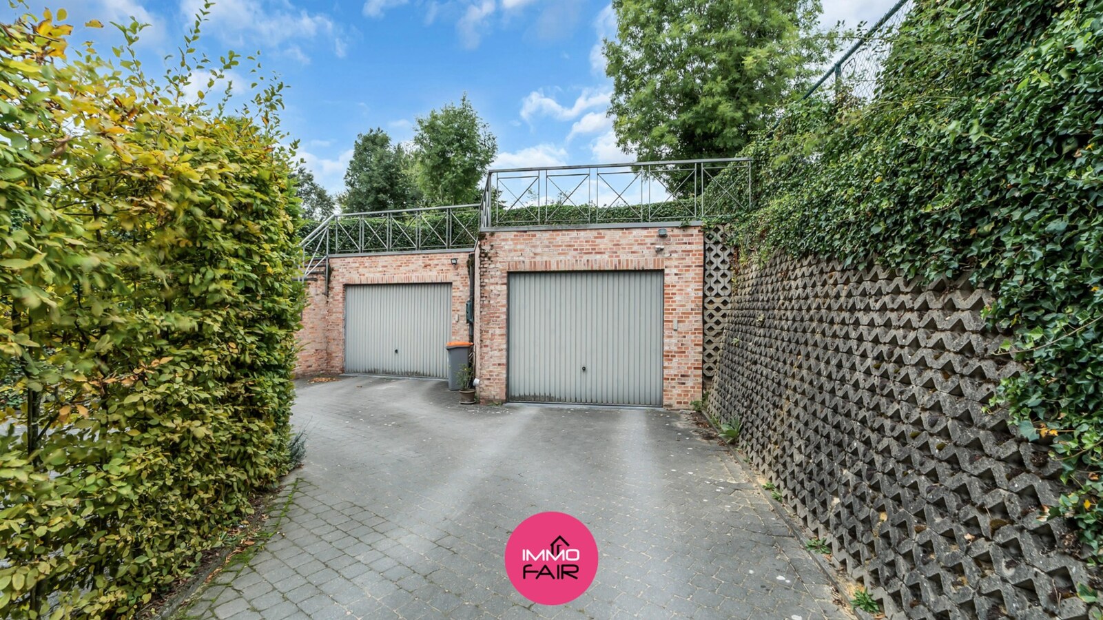Ruim duplex appartement met privatief terras en garage in Hees 