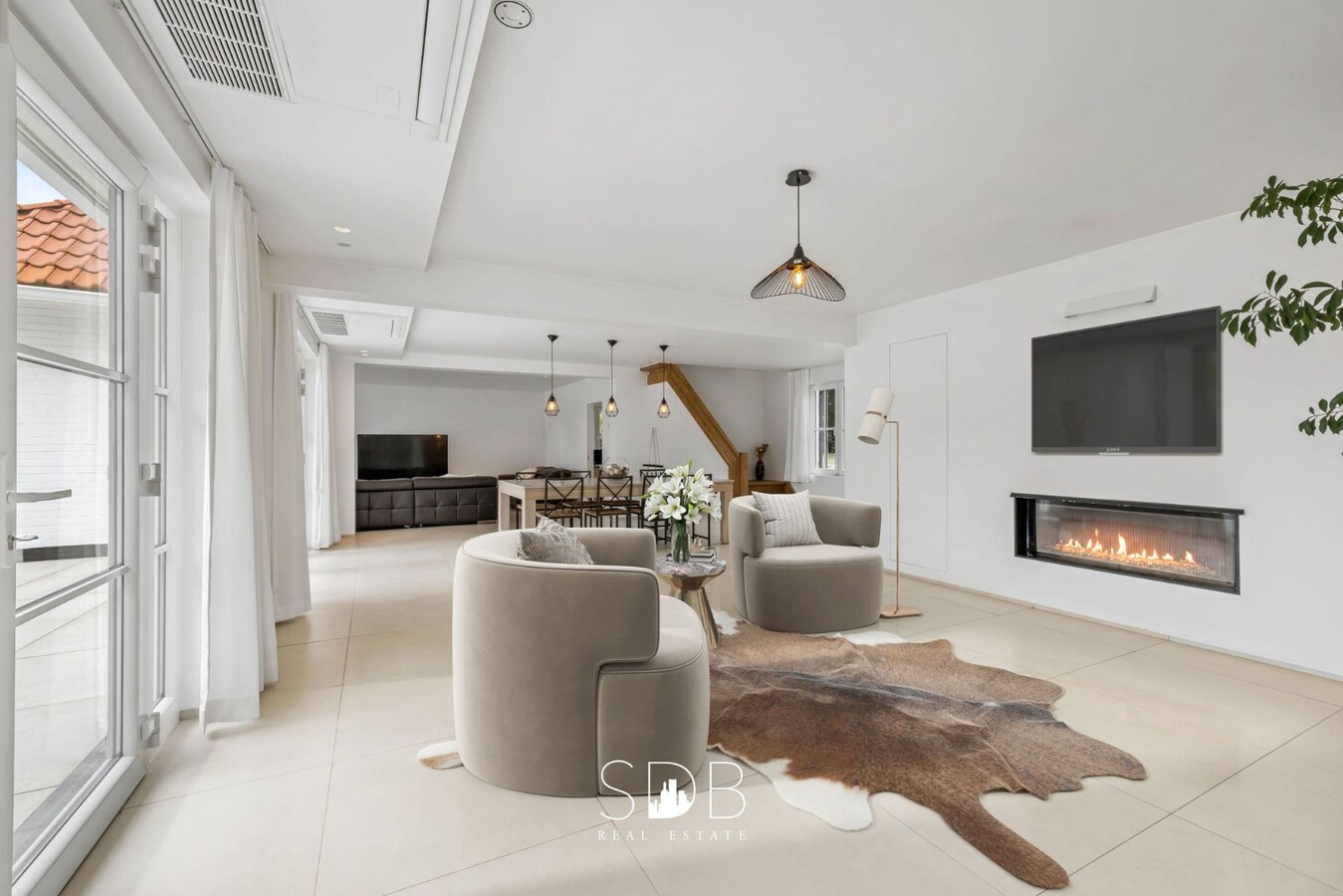 Prachtige villa met zwembad, paardenstallen, paddock en grasland op 1,3HA 