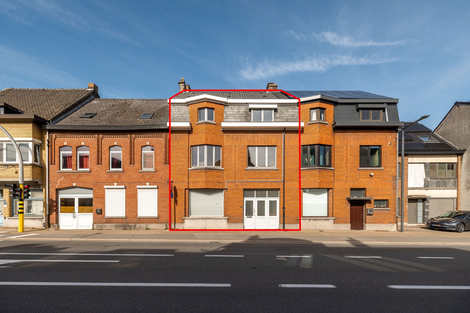 Renovatiepand met 6 slaapkamers, garage en grote zonnige tuin 