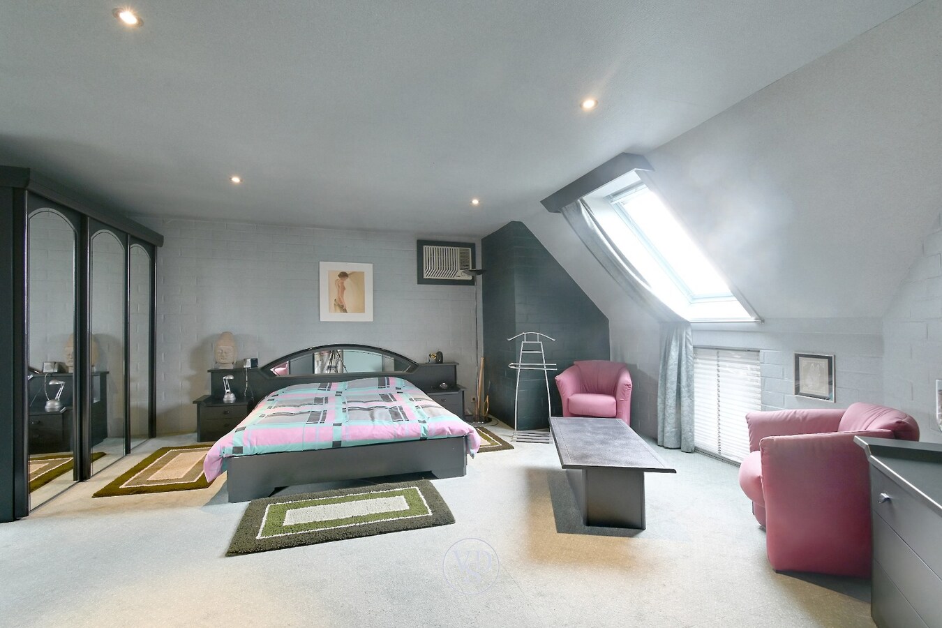 Ruim handelspand met penthouse in villastijl 