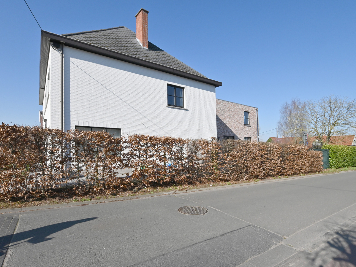 Prachtig gerenoveerde Herenwoning met zwembad te Gavere. 