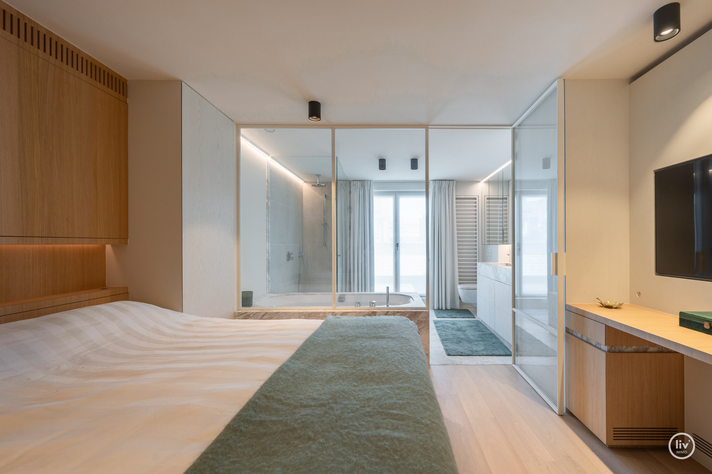 Parchtig afgewerkte penthouse met magnifieke terrassen van +/-40m2 en 3 ruime slaapkamers te Leopoldlaan gelegen. 