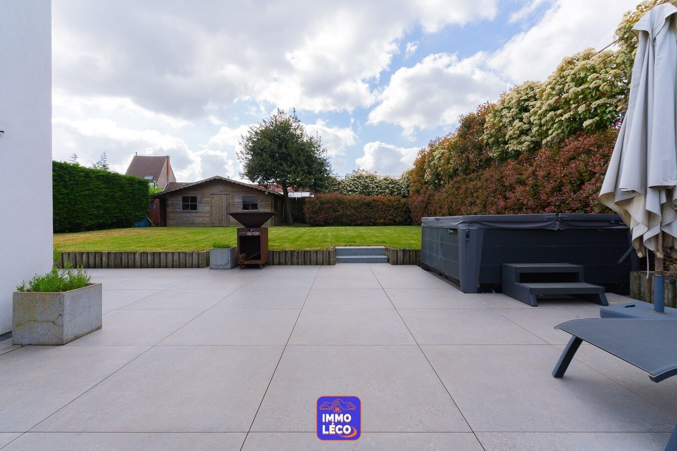 Maison moderne (surface habitable de 486m²), double garage et jardin, en plein centre-ville ! COUP DE COEUR ! 
