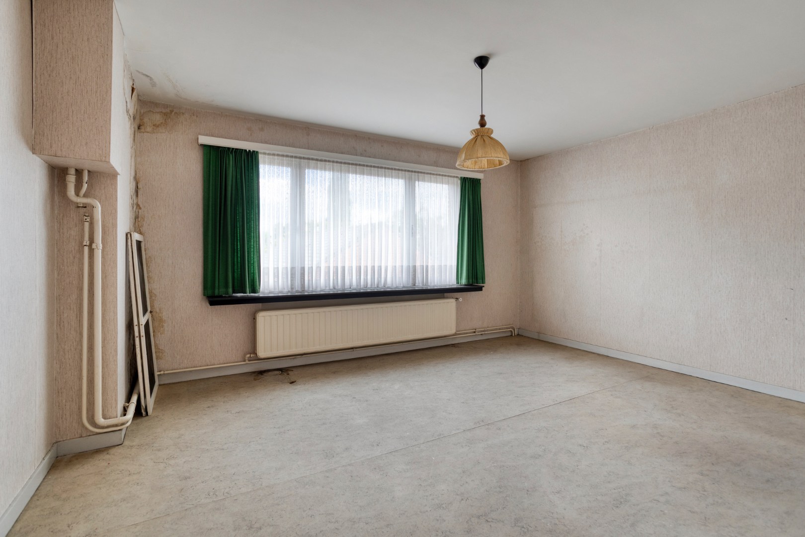 Te renoveren gezinswoning met 4 slpk. en een gezellige stadstuin in het centrum van Geel 