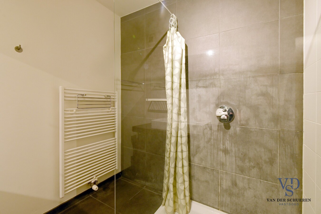 Ruim appartement in hartje Zingem. 