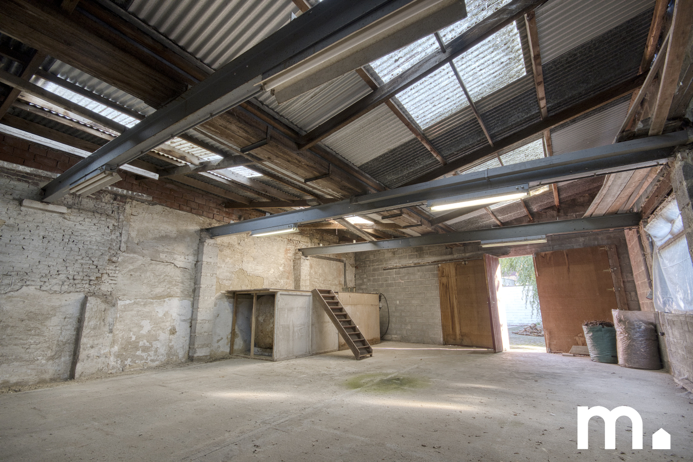 Veelzijdig handelshuis met ruime woonst van 433 m², privétuin en magazijn van 135m² te Oostrozebeke 