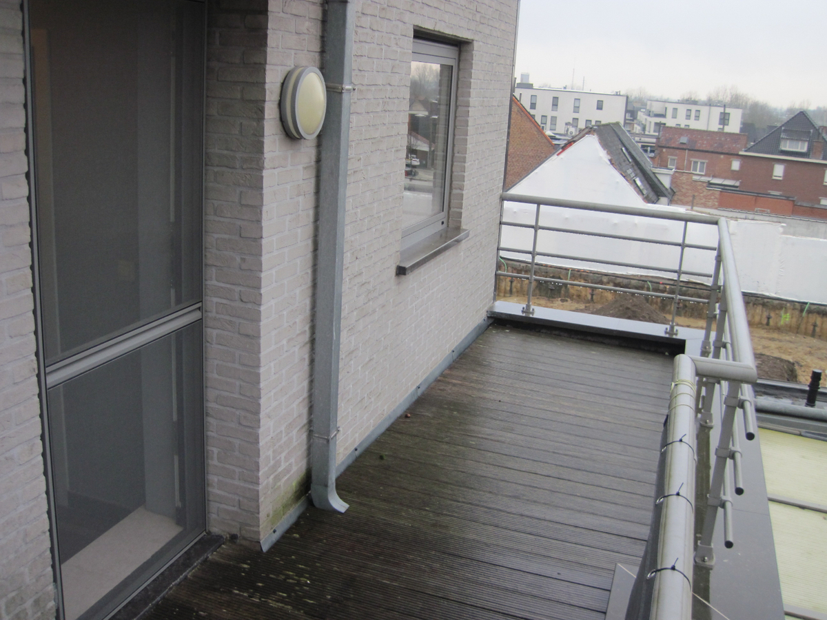 Recent appartement met ruim terras. Geen vaste kosten ! 