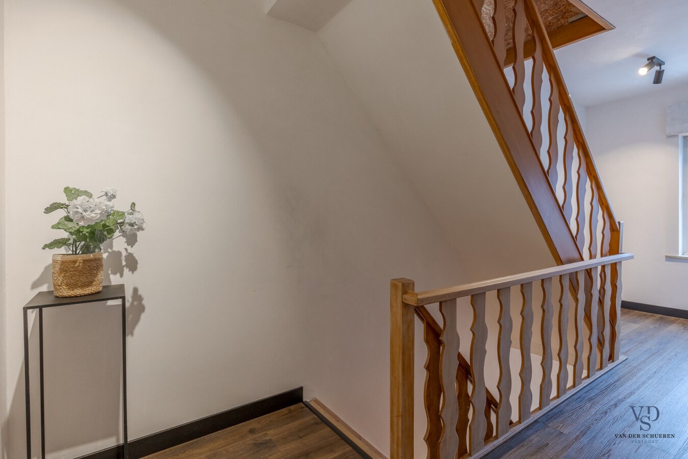 Ruime, deels gerenoveerde Half Open Bebouwing 