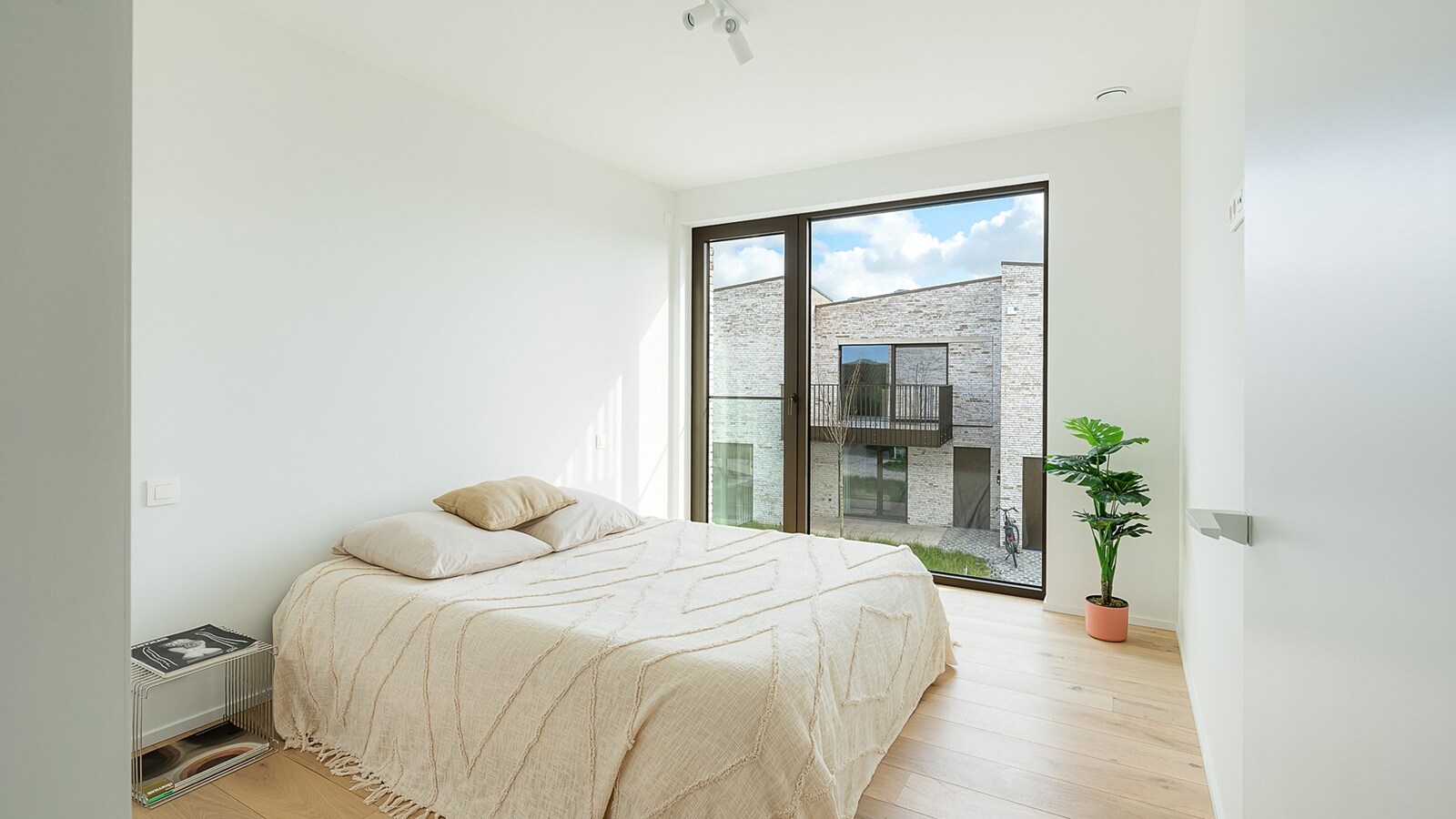 Exclusief verblijf met lift, terrassen en uitzonderlijke volumes in een groene-autovrije verkaveling te Knokke. 