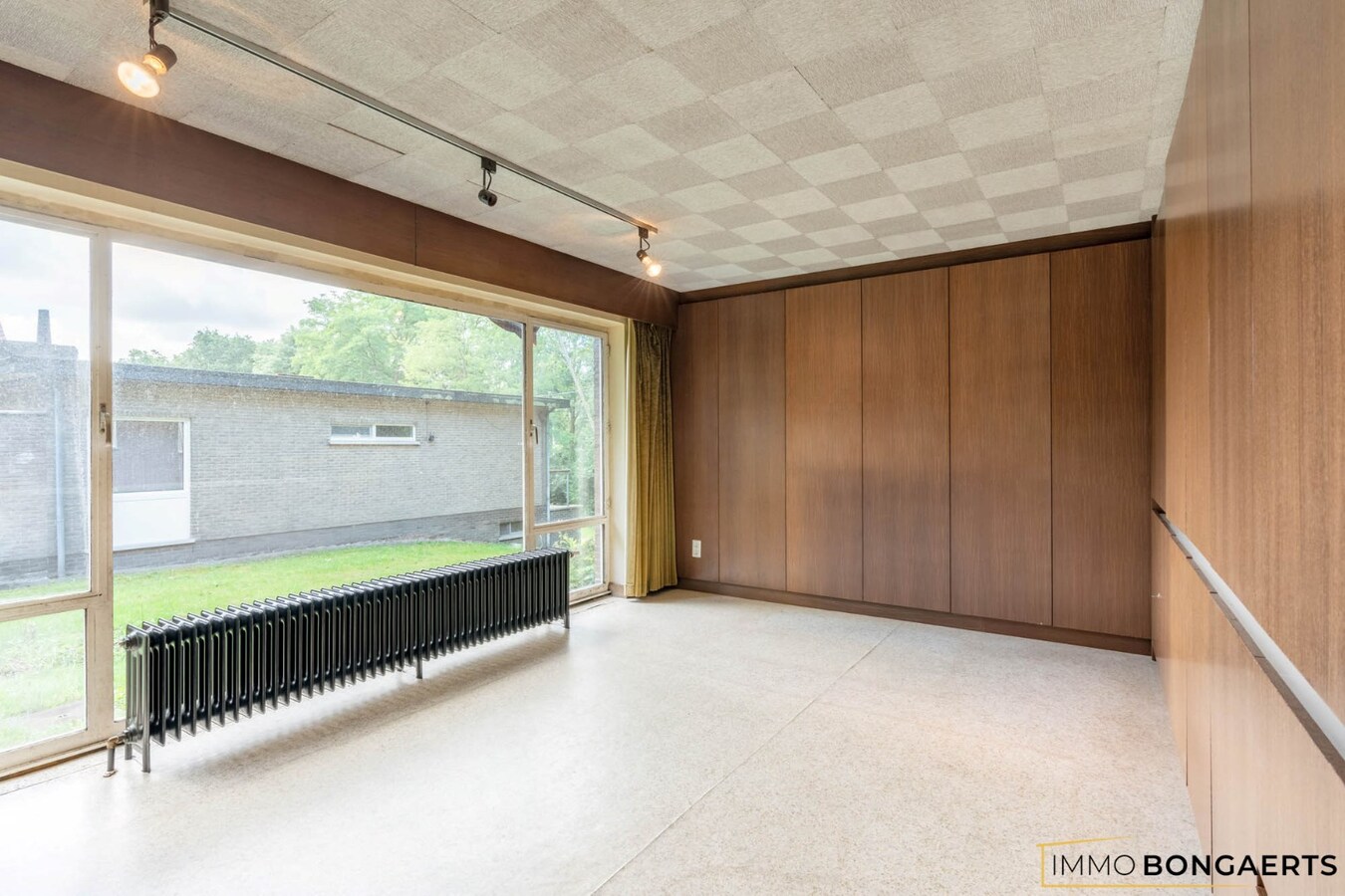 Ruime te renoveren woning op een mooi perceel. 