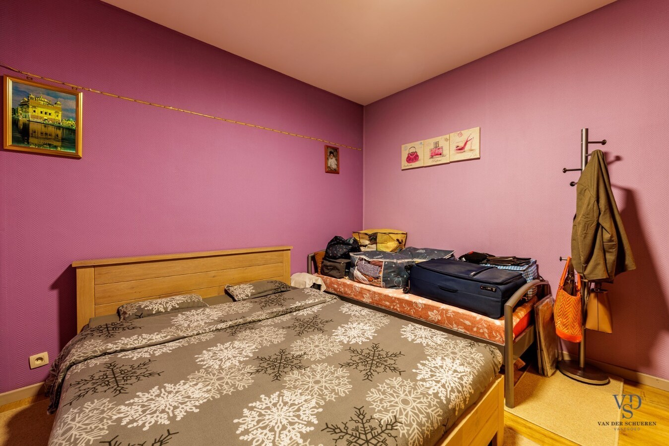 Woning met tuin én 2 staanplaatsen én car-port. 