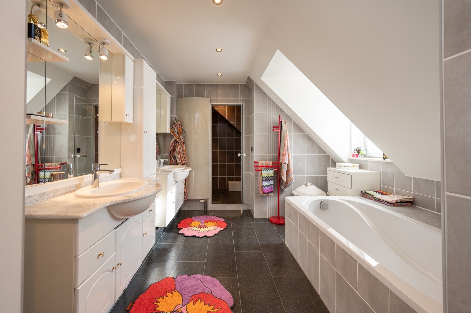 Uitzonderlijk appartement (232m2) met 4 slaapkamers en ruim terras op topligging met zicht over de kerk te Dumortierlaan. 