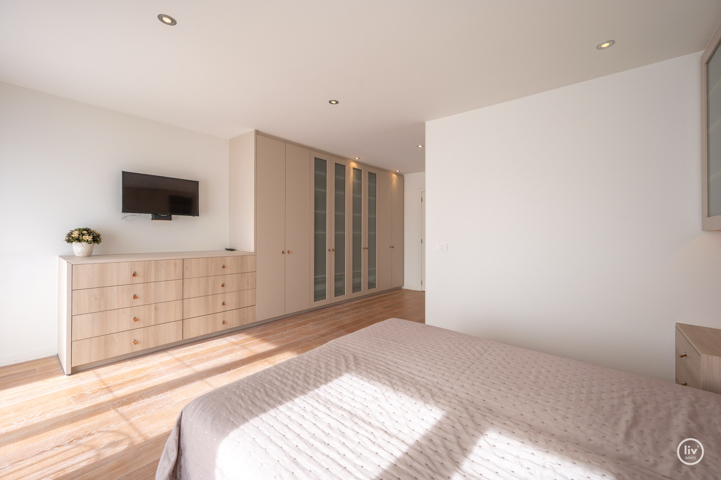 Appartement exceptionnellement spacieux avec une largeur de façade exceptionnelle et une superficie totale de 163 m², idéalement situé sur l'avenue Dumortier à Knokke. 