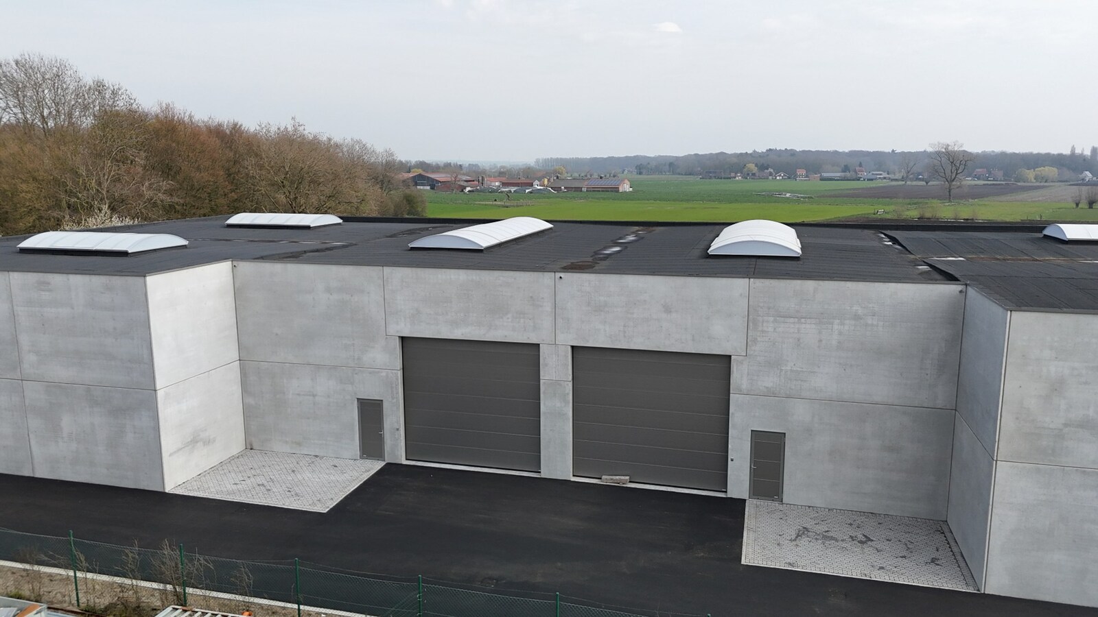 Nieuwbouw loods KMO-UNIT te koop – 256 m² met 1 parkeerplaats inbegrepen op de industriezone te Aartrijke 