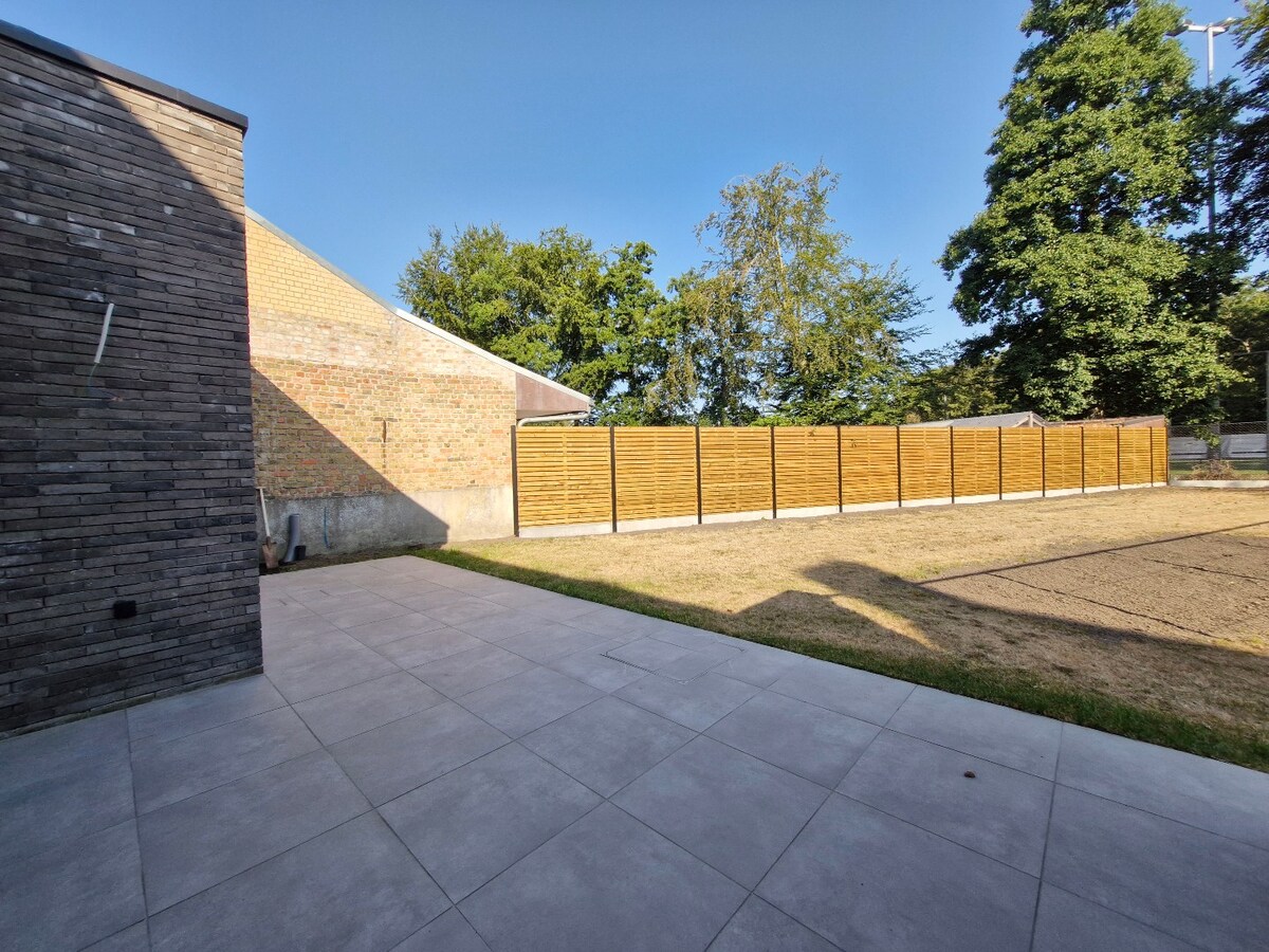 Nieuwbouwwoning met mooie tuin, garage en 4 slaapkamers te Dudzele 
