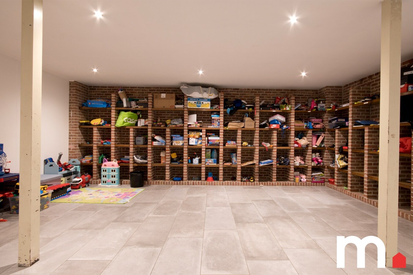 Instapklare woning met Loods van 170m² met uitweg te Zwevegem met 324 m² bewoonbare oppervlakte ! 