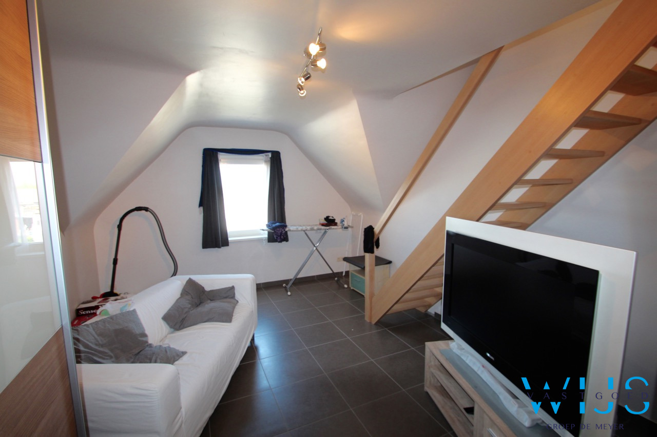 Zeer ruim instapklaar 4 slaapkamerappartement met garage en staanplaats te ERTVELDE 