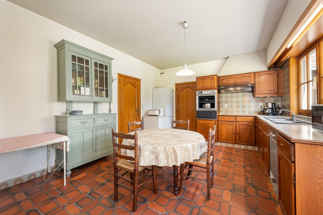 Villa met praktijkruimte en dubbele garage op riant perceel van 2.010 m² te Schoten 