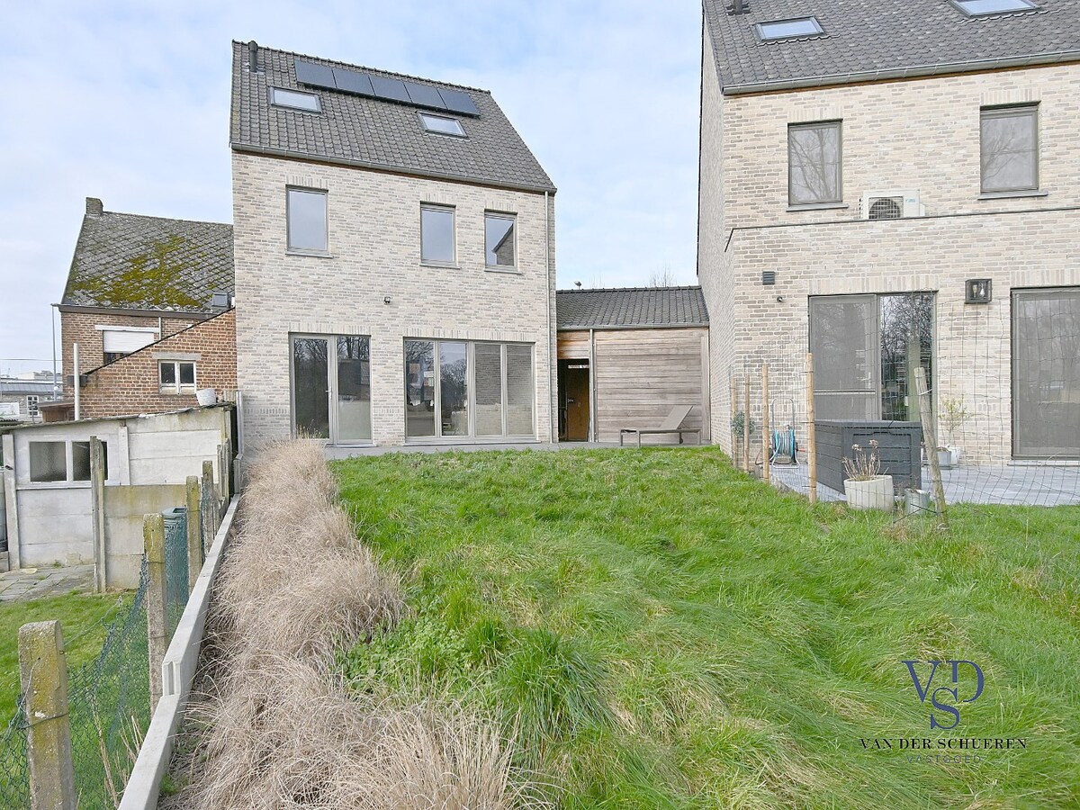 Recente pastorijwoning in hartje Dikkelvenne. 