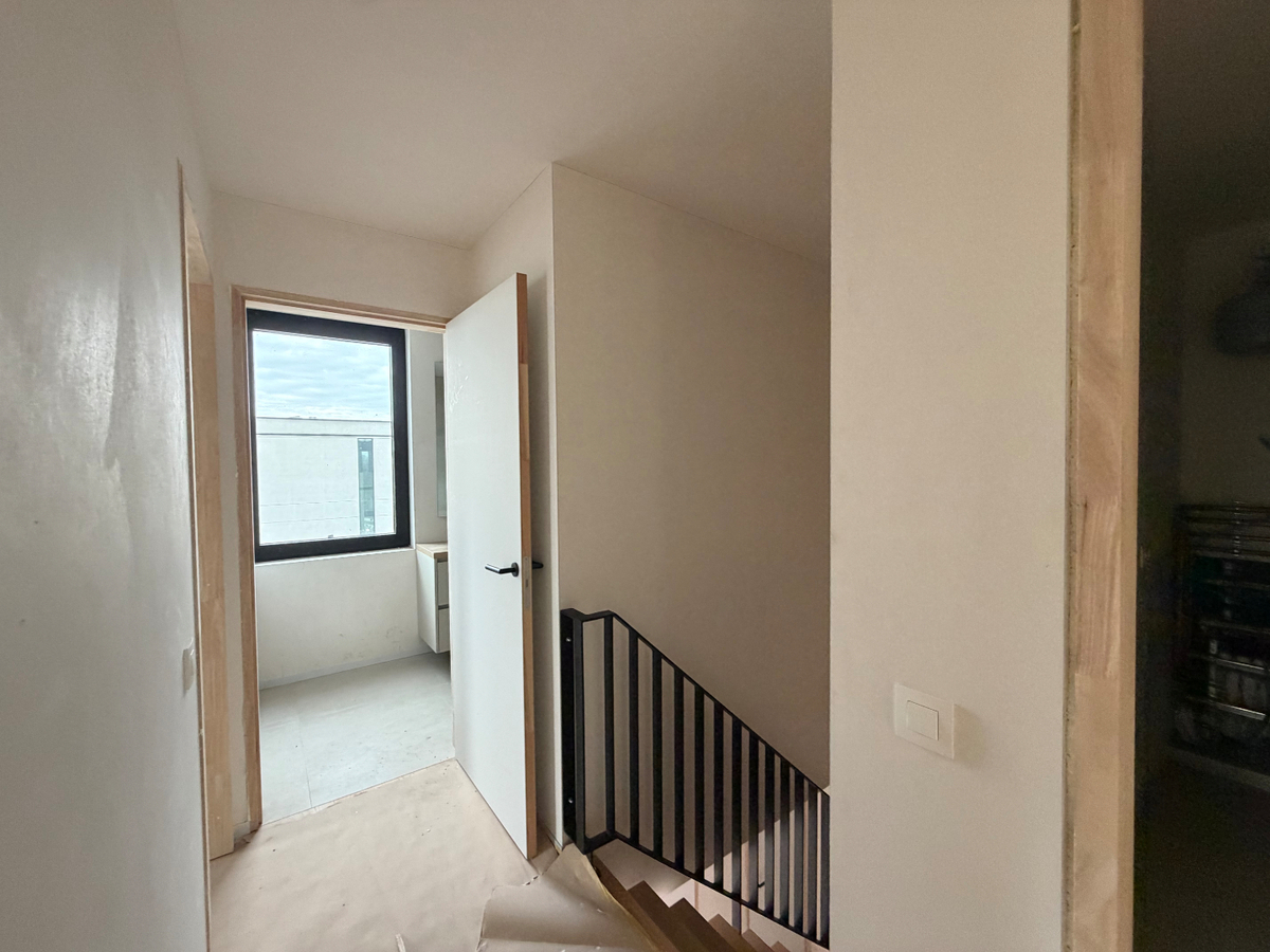 Ruime nieuwbouwwoning met terras en tuin. 