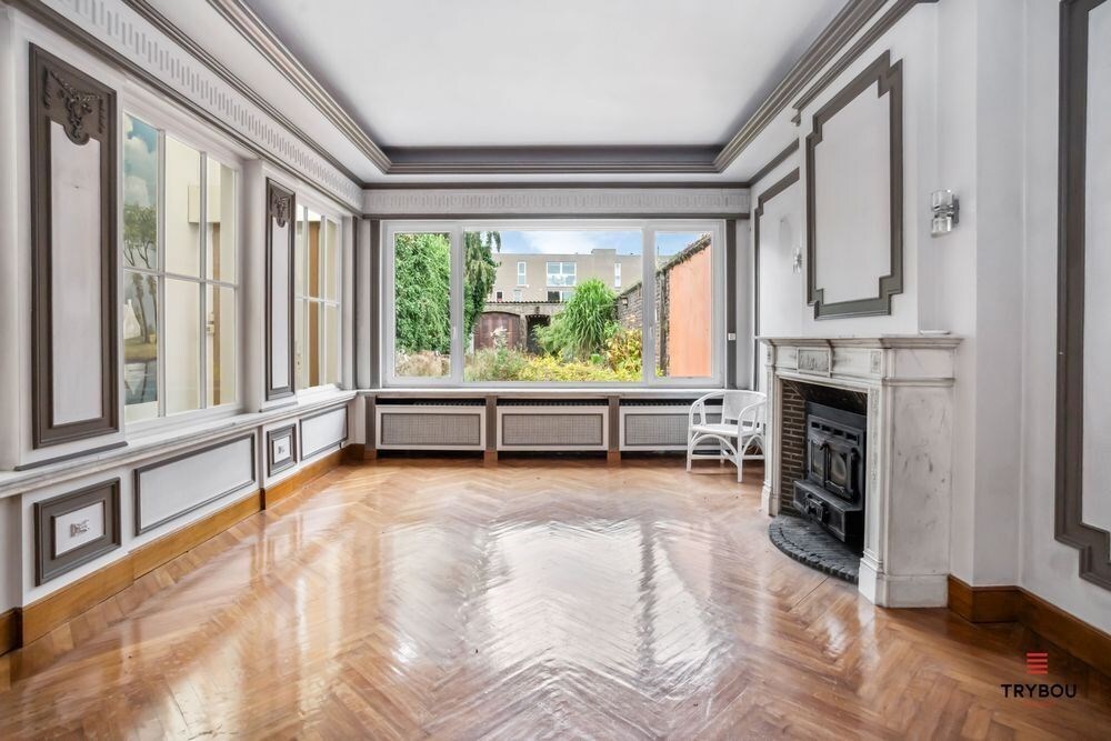 Uniek Handelspand met woonst op de Grote markt van Diksmuide. 